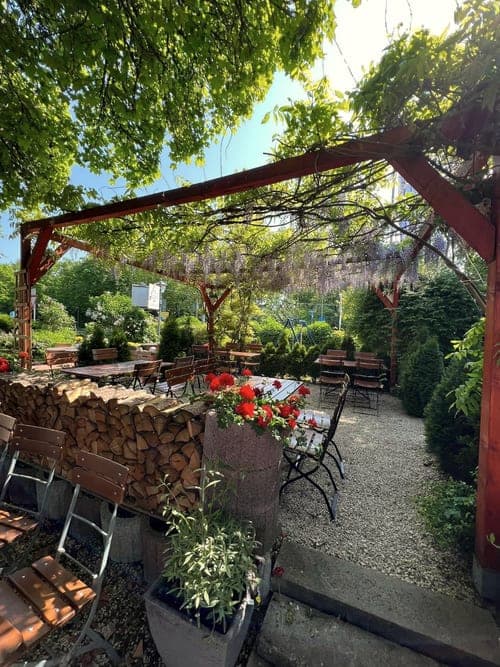 Die Pergola im Biergarten mit blühenden Glyzinien
