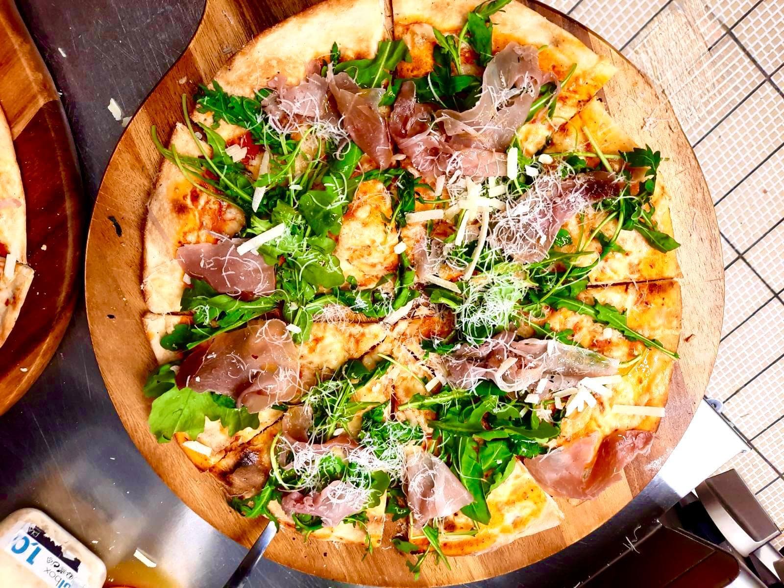 Pizza Lago di Garda mit Parmaschinken, Rucola und Parmesan
