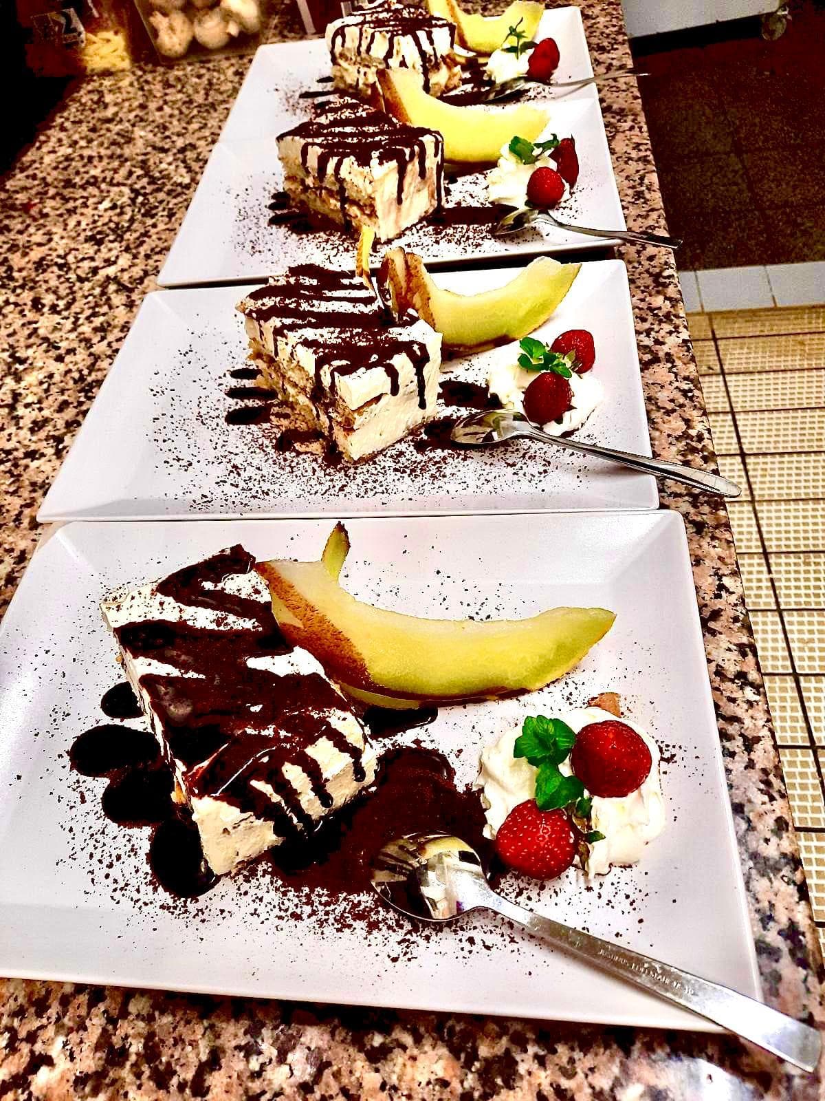 Tiramisu mit Melone, Erdbeeren und Sahne